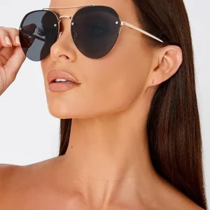 Sleek Black Wide-Rim Sunglasses