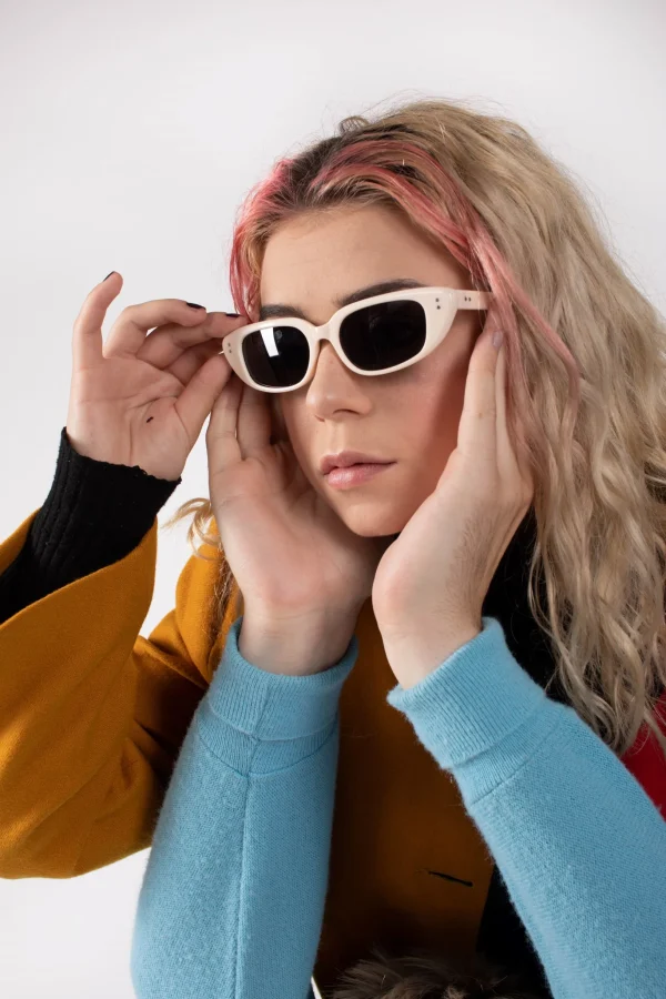 Sleek Retro Cat-Eye Sunglasses - Image 4