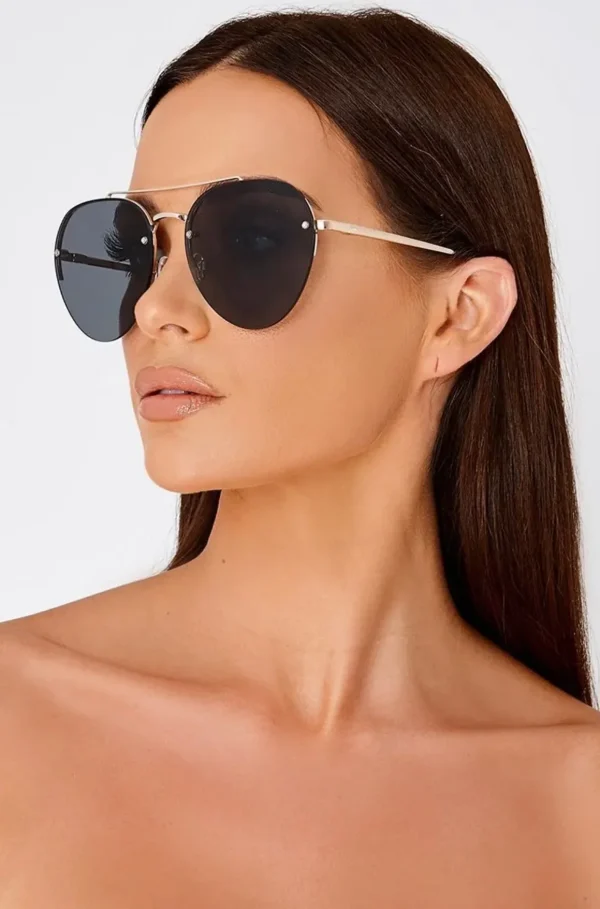 Sleek Black Wide-Rim Sunglasses - Image 3